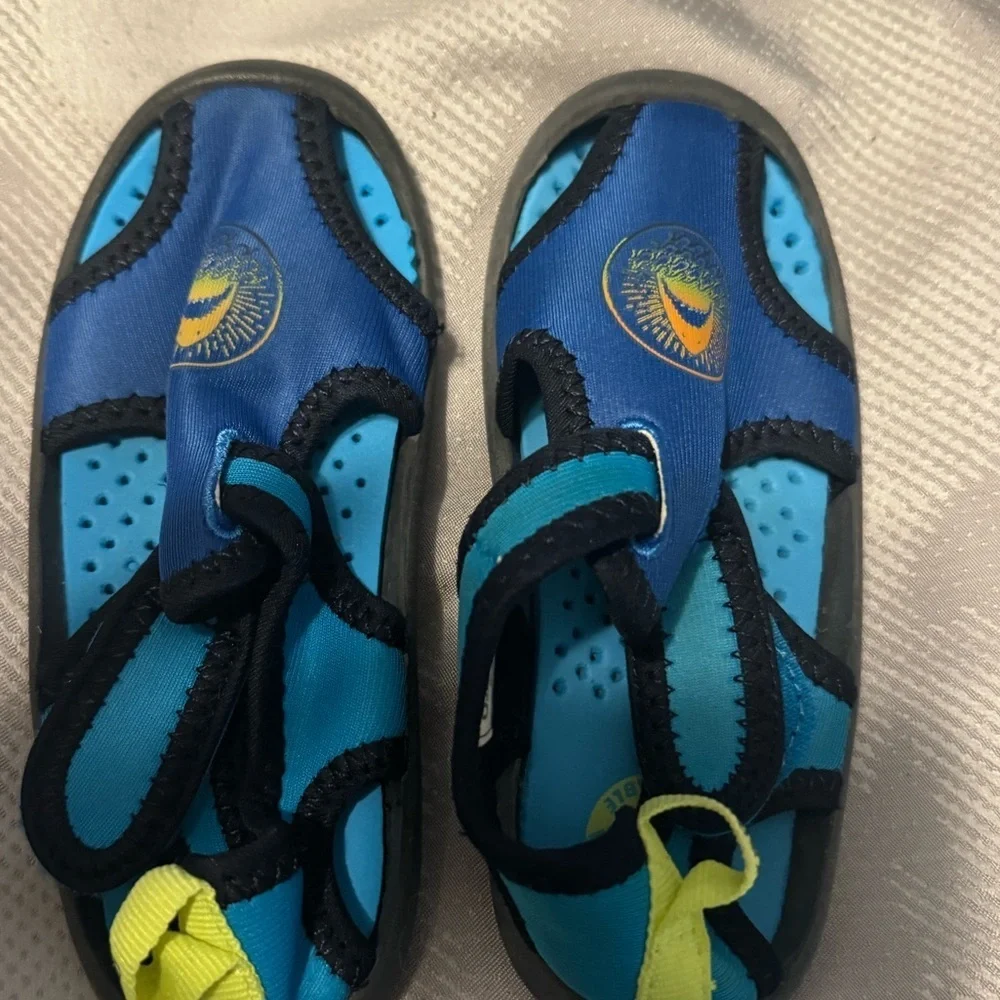 Kids Blue Water Shoes. Never Worn.  Osh kosh so great quality! 9M